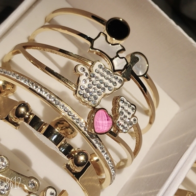 comprar Moda Diamante 18K Revestido de Ouro de Aço Inoxidável Pvd Charms Não Tarnish Bulk Bangle Fabricação em linha