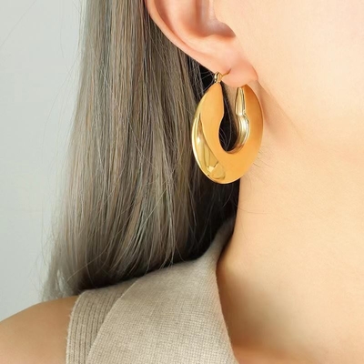 Personalized Gold-plated Stainless Steel Thick Round Clip Earrings Titanium Steel Ring Earrings for Girls Simple Fashion Jewelry